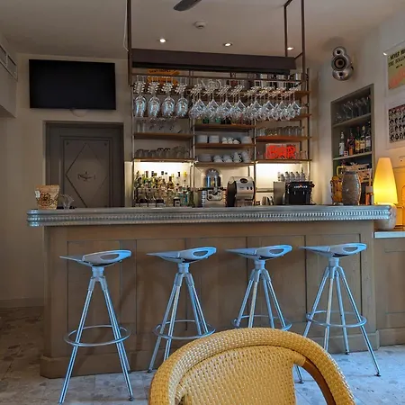 Pastis 4* سان تروبيه